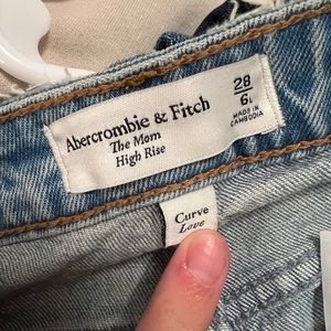 ABERCROMBIE MOM HIGH RISE JEANS (CURVE LOVE)